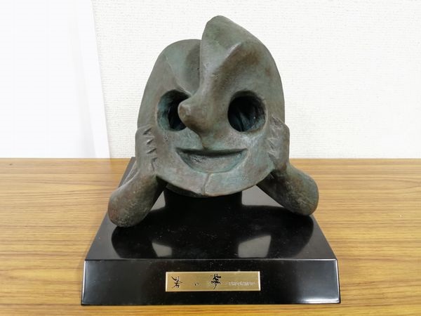 東京都目黒区東山にて岡本太郎のブロンズ像「若い夢」、洋銀製の馬置物 
